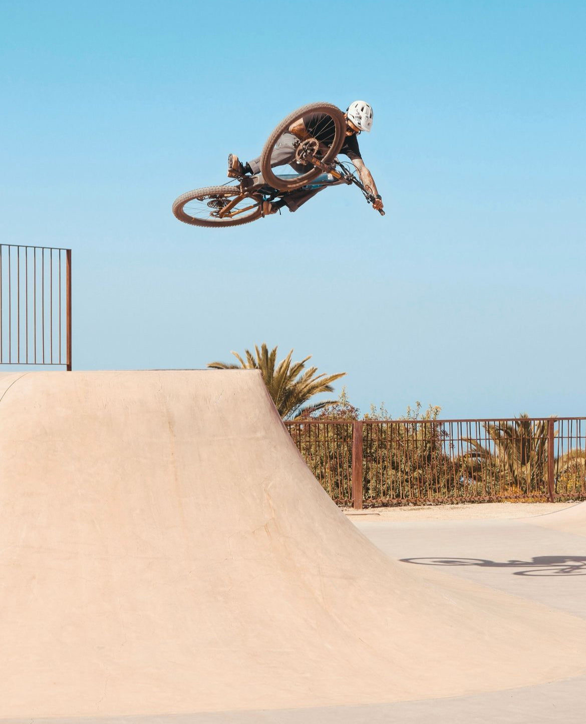 Ciclista con gafas de sol deportivas Warmouth Eyewear Nasty Pilot, realizando acrobacia en skatepark