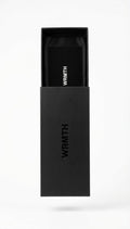 Estuche rígido negro Warmouth con tarjeta de presentación WRMTH, packaging premium incluido con las gafas Green Dip.