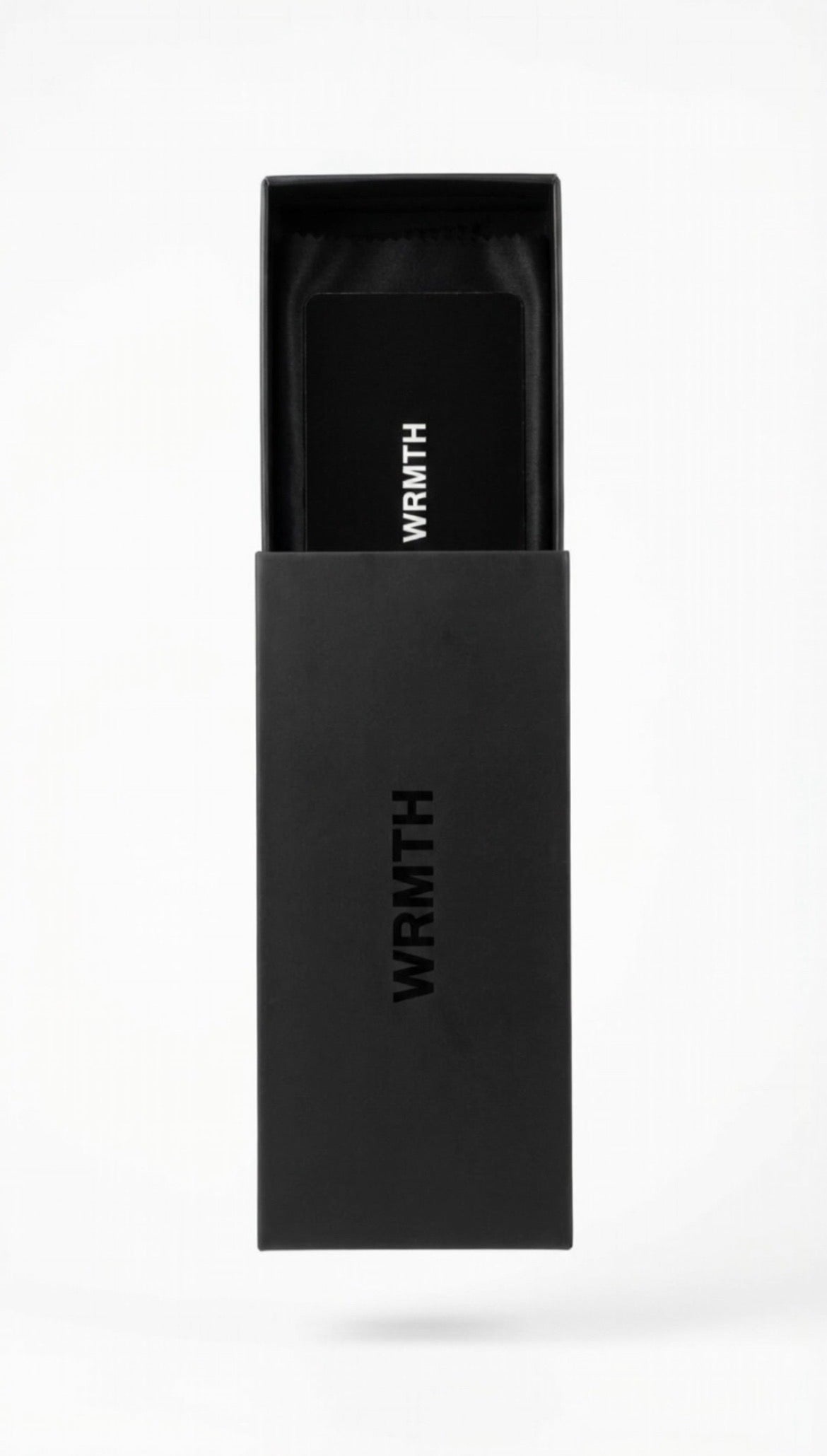 Estuche rígido negro Warmouth con tarjeta de presentación WRMTH, packaging premium incluido con las gafas Green Dip.