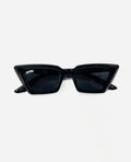 Gafas de sol Warmouth Eyewear Cat Case con montura negra y lentes oscuras UV400, vista frontal sobre fondo blanco