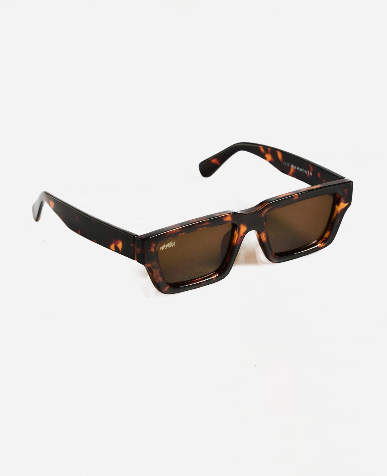 Gafas de sol Warmouth Eyewear Rusty Rooms color carey, vista lateral diagonal, diseño moderno y lentes polarizadas UV400