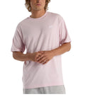 CAMISETA NEW BALANCE DE ALGODÓN EN COLOR ROSA CLARO CON LOGO BORDADO EN BLANCO.