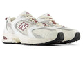 par de zapatillas new balance 530 con detalles en granate