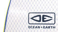 Detalle logo Ocean & Earth en deck softboard The Bug 5'2 con textura antideslizante tipo malla,