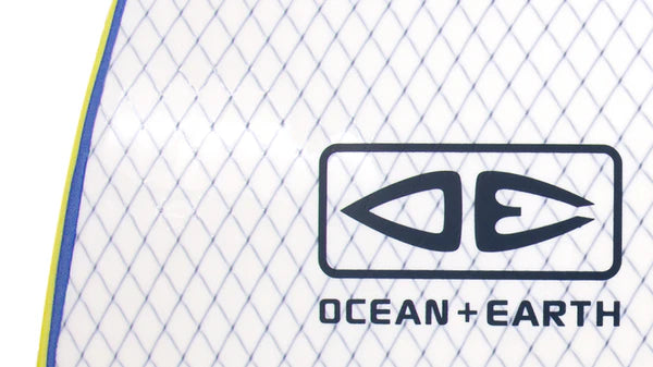 Detalle logo Ocean & Earth en deck softboard The Bug 5'2 con textura antideslizante tipo malla,
