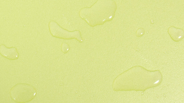Detalle deck IXL PE resistente con gotas de agua en softboard Ocean & Earth The Bug 5'2 superficie antideslizante.