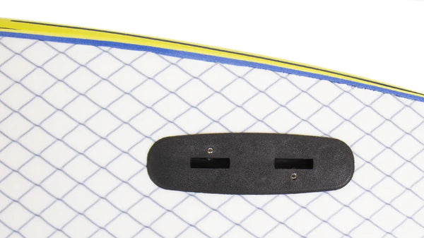 Detalle caja de quillas twin fin en softboard Ocean & Earth The Bug 5'2 sistema dual tab intercambiable.