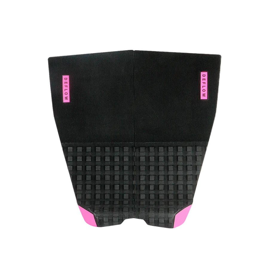 Grip de surf de dos piezas Deflow 2 Piece Traction II en color fucsia vibrante, vista frontal con textura de cubos de espuma sobre fondo blanco.