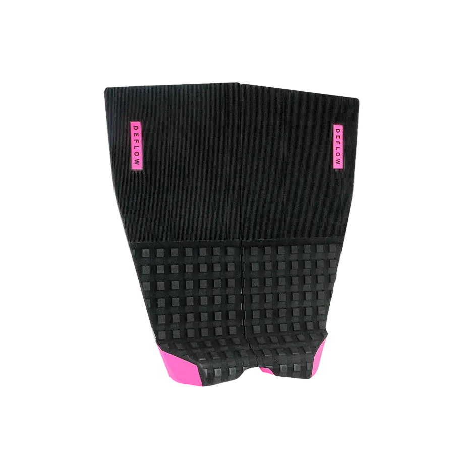 Vista lateral del grip Deflow 2 Piece Traction II fuchsia mostrando el kick de cola de 25 mm con inclinación de 50 grados sobre fondo blanco.