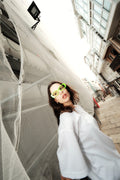 Mujer con gafas Warmouth Eyewear Festival Fever verdes, lentes translúcidas, look urbano