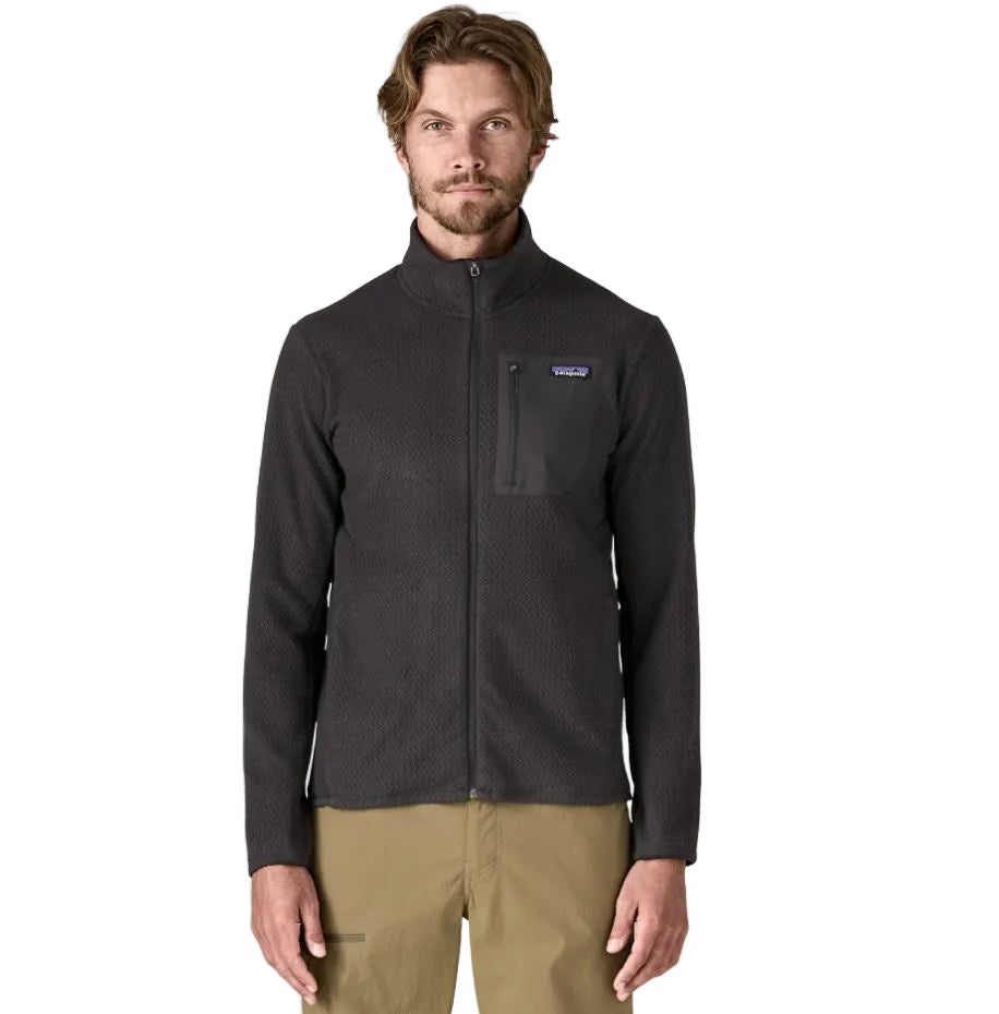Chaqueta polar Patagonia R1 Air Fleece en color Negro, vista frontal en plano cenital con el bolsillo de pecho, la cremallera frontal y la etiqueta Patagonia.