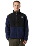 Chaqueta The North Face Retro Denali para hombre en color TFN summit navy/black con el logo en blanco, vista frontal completa