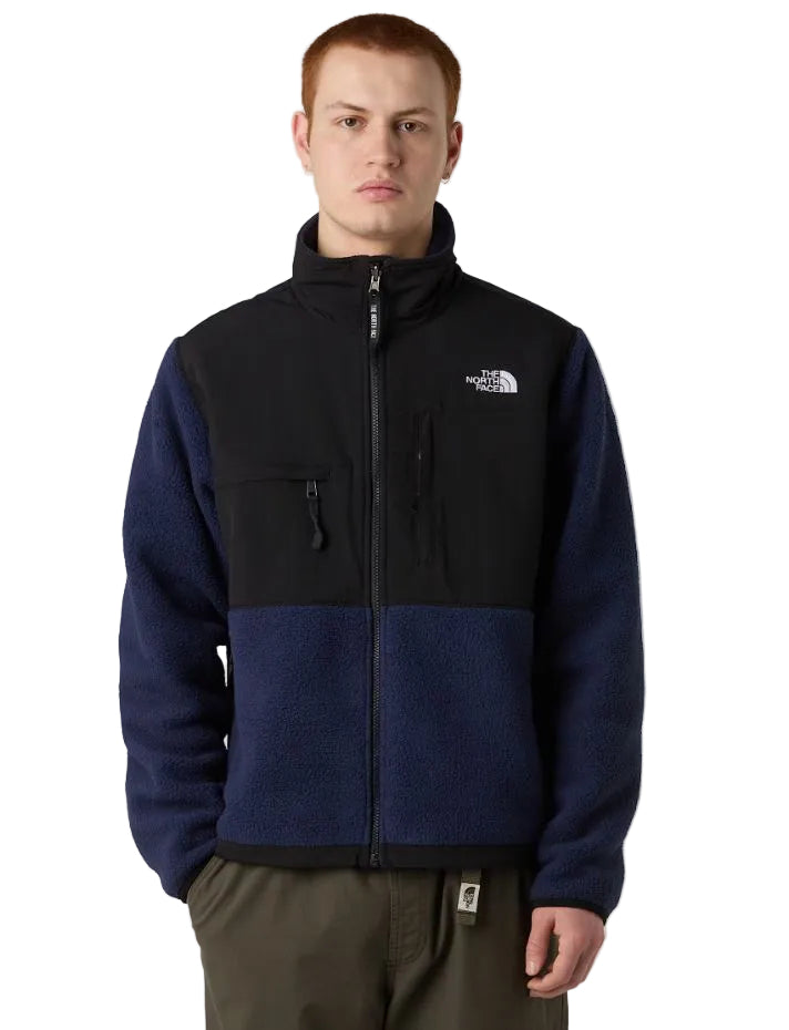 Chaqueta The North Face Retro Denali para hombre en color TFN summit navy/black con el logo en blanco, vista frontal completa