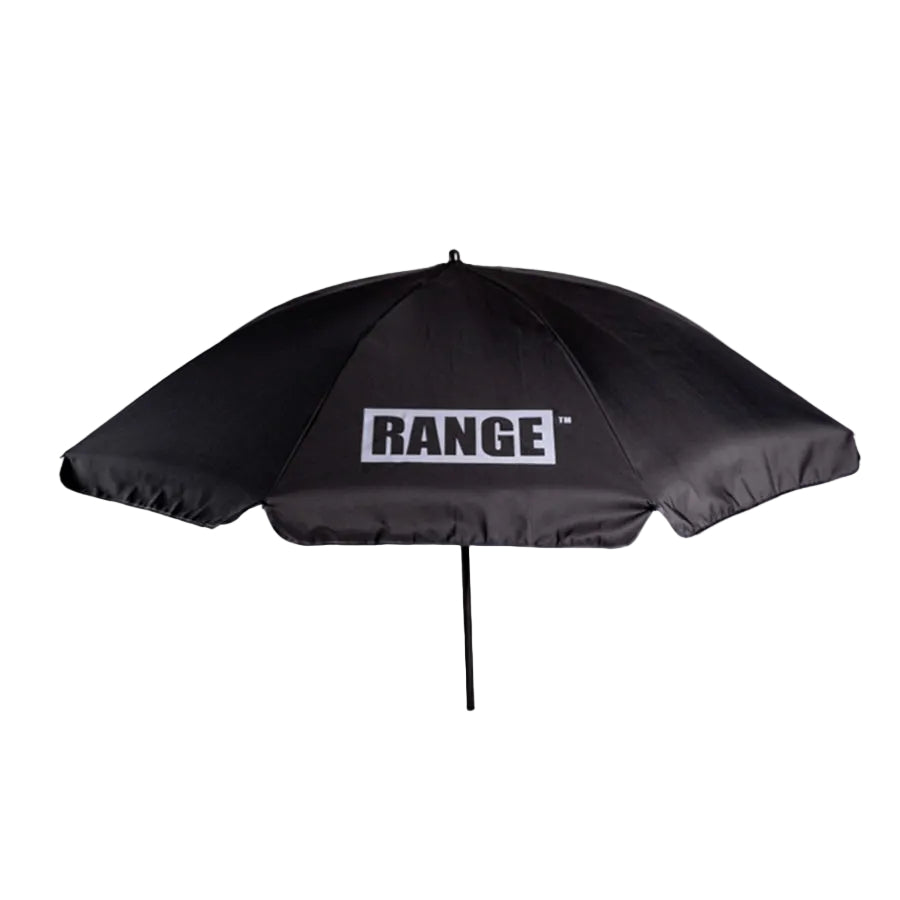 Sombrilla de playa Deflow Range negra plegada junto a mástil de acero con punta de anclaje para arena, logo RANGE visible en toldo de poliéster negro.