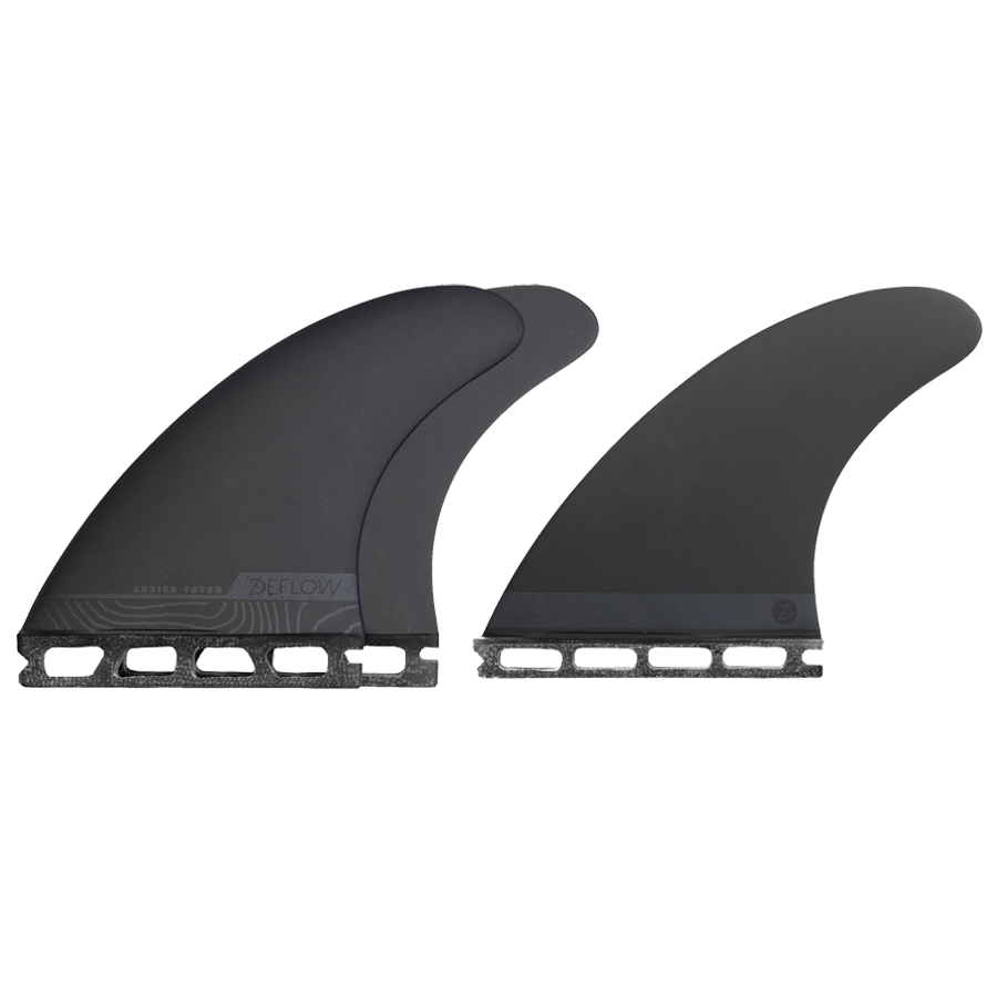 Set de quillas thruster Deflow Adrien Toyon Fiberglass Limited Edition en negro, quilla frontal y central juntas mostrando el perfil idéntico de ambas piezas.