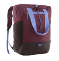Patagonia Terravia tote pack. Color berry fig. vista frontal.