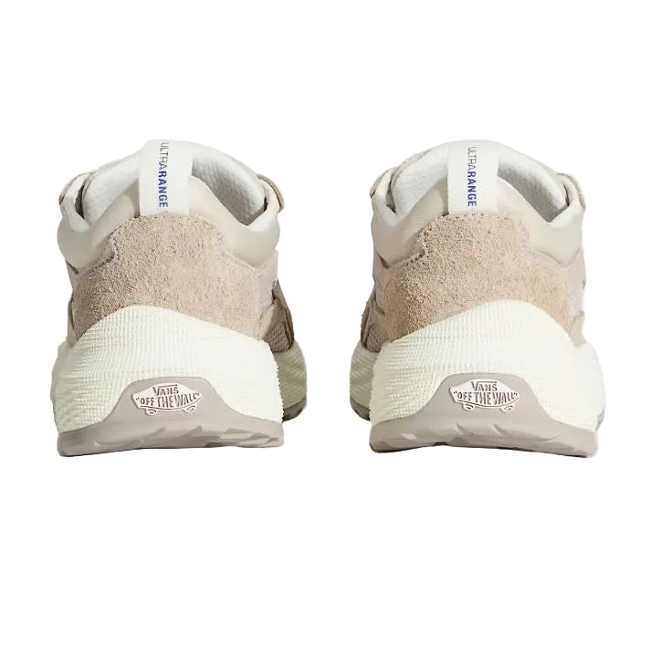 Vans UltraRange Neo 2.0 Oatmeal vista por detrás, zapatilla ligera de caña baja con malla transpirable, puntera más ancha y suela de goma regenerativa.