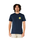 Camiseta azul marino de manga corta con logo de rip curl en el pecho. Composición principal: 100% algodón. Vista frontal.