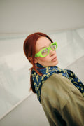 Modelo con gafas Warmouth Eyewear Festival Fever verdes, lentes translúcidas, estilo moderno