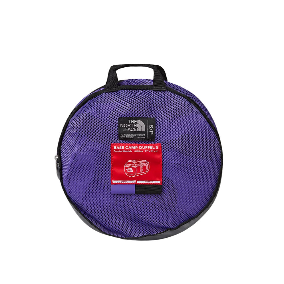 La mochila Mochila The North Face Base Camp Duffel - S Violeta se pliega en un disco fácilmente trasnportable