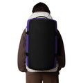 Hombre con la Mochila The North Face Base Camp Duffel - S Violeta a la espalda