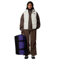 Mujer con la Mochila The North Face Base Camp Duffel - S Violeta vista completa