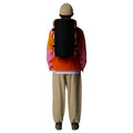 Hombre con la Mochila The North Face Base Camp Duffel - S Rosa a la espalda vista completa