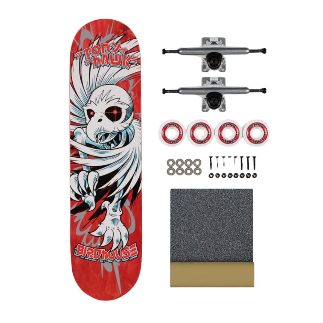 Componentes del skate Birdhouse Hawk Spiral: tabla roja con halcón esquelético blanco de ojos rojos y garras, dos trucks plateados, cuatro ruedas blancas con aro rojo, rodamientos, tornillos y lija.