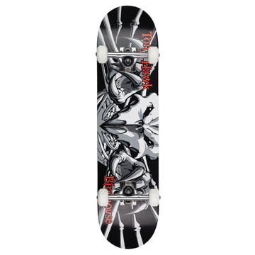 Base del skate completo Birdhouse Stage 1 Hawk Falcon III en negro, gris y blanco con el halcón esquelético de garras y alas, textos Tony Hawk y Birdhouse en rojo y trucks plateados.