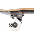 Vista lateral cercana de una rueda blanca de 52 mm con el logo Birdhouse, el truck Logo Raw y los cantos de las 7 capas de arce del skate completo Birdhouse Stage 1 Hawk Falcon III negro.