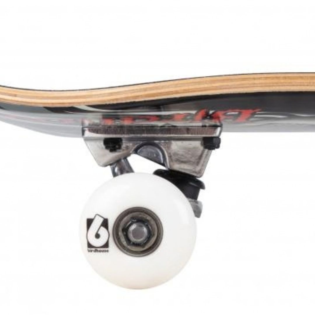 Vista lateral cercana de una rueda blanca de 52 mm con el logo Birdhouse, el truck Logo Raw y los cantos de las 7 capas de arce del skate completo Birdhouse Stage 1 Hawk Falcon III negro.