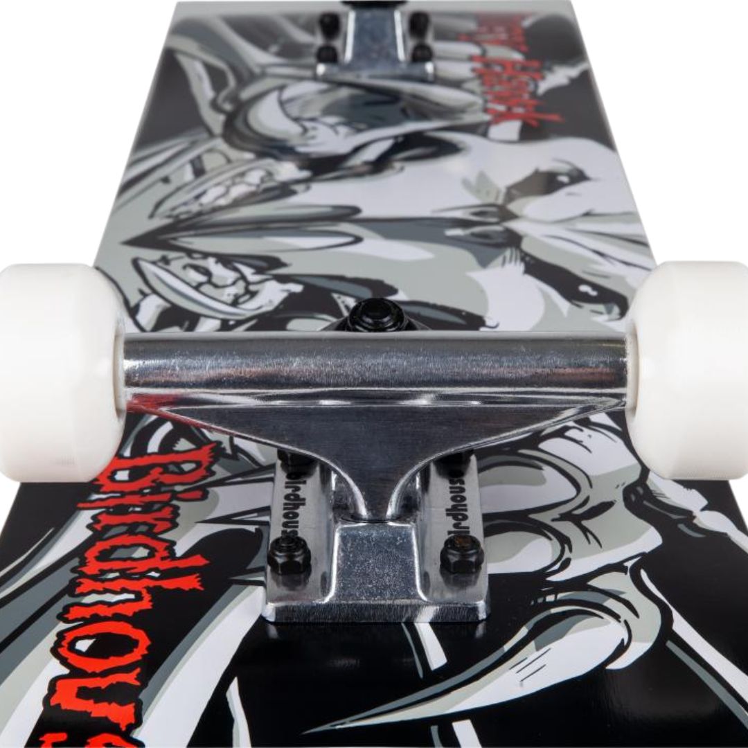 Detalle desde abajo del truck delantero plateado y las ruedas blancas del skate completo Birdhouse Stage 1 Hawk Falcon III, sobre la gráfica negra y gris con logotipo Birdhouse en rojo.