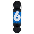 Base del skate completo Birdhouse Stage 3 B Logo con tabla negra teñida, gran B blanca sobre cuadrado azul, texto Birdhouse Skateboards en azul, trucks negros y ruedas blancas
