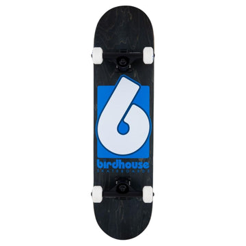 Base del skate completo Birdhouse Stage 3 B Logo con tabla negra teñida, gran B blanca sobre cuadrado azul, texto Birdhouse Skateboards en azul, trucks negros y ruedas blancas