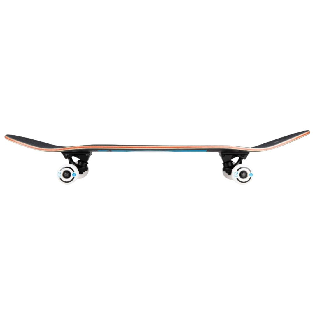 Perfil completo del skate Birdhouse Stage 3 B Logo negro con grip, nose y tail curvados, canto de arce con veta roja, dos trucks negros y cuatro ruedas blancas sobre fondo blanco