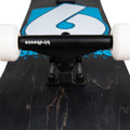 Truck negro con logo Birdhouse y ruedas blancas sobre la base negra del skate completo Birdhouse Stage 3 B Logo, con la gran B blanca sobre cuadrado azul y el texto Birdhouse Skateboards