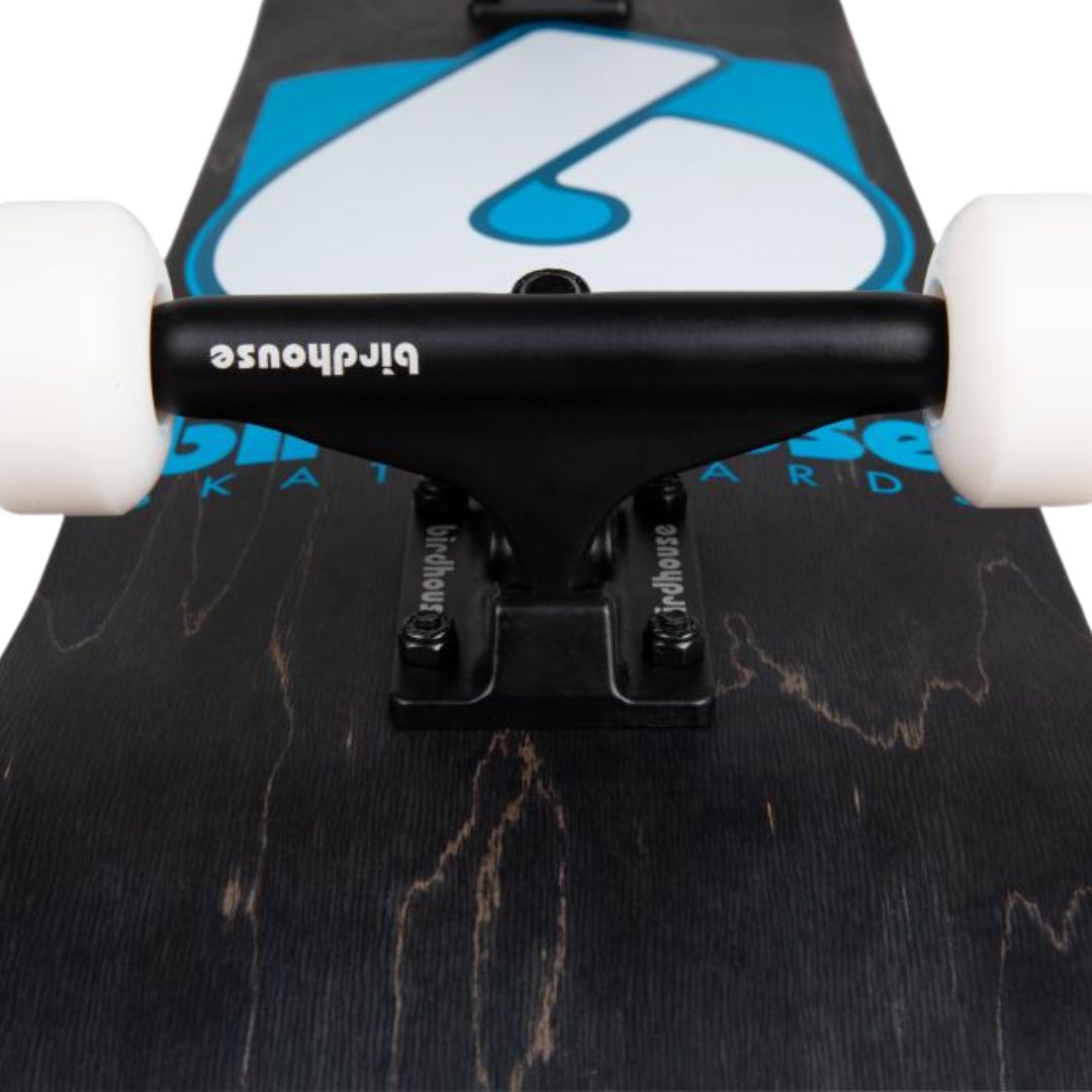 Truck negro con logo Birdhouse y ruedas blancas sobre la base negra del skate completo Birdhouse Stage 3 B Logo, con la gran B blanca sobre cuadrado azul y el texto Birdhouse Skateboards
