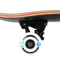 Detalle lateral de una rueda blanca de 52 mm con logo Birdhouse azul y aro negro, truck negro y canto de arce con veta roja del skate completo Birdhouse Stage 3 B Logo con tabla negra