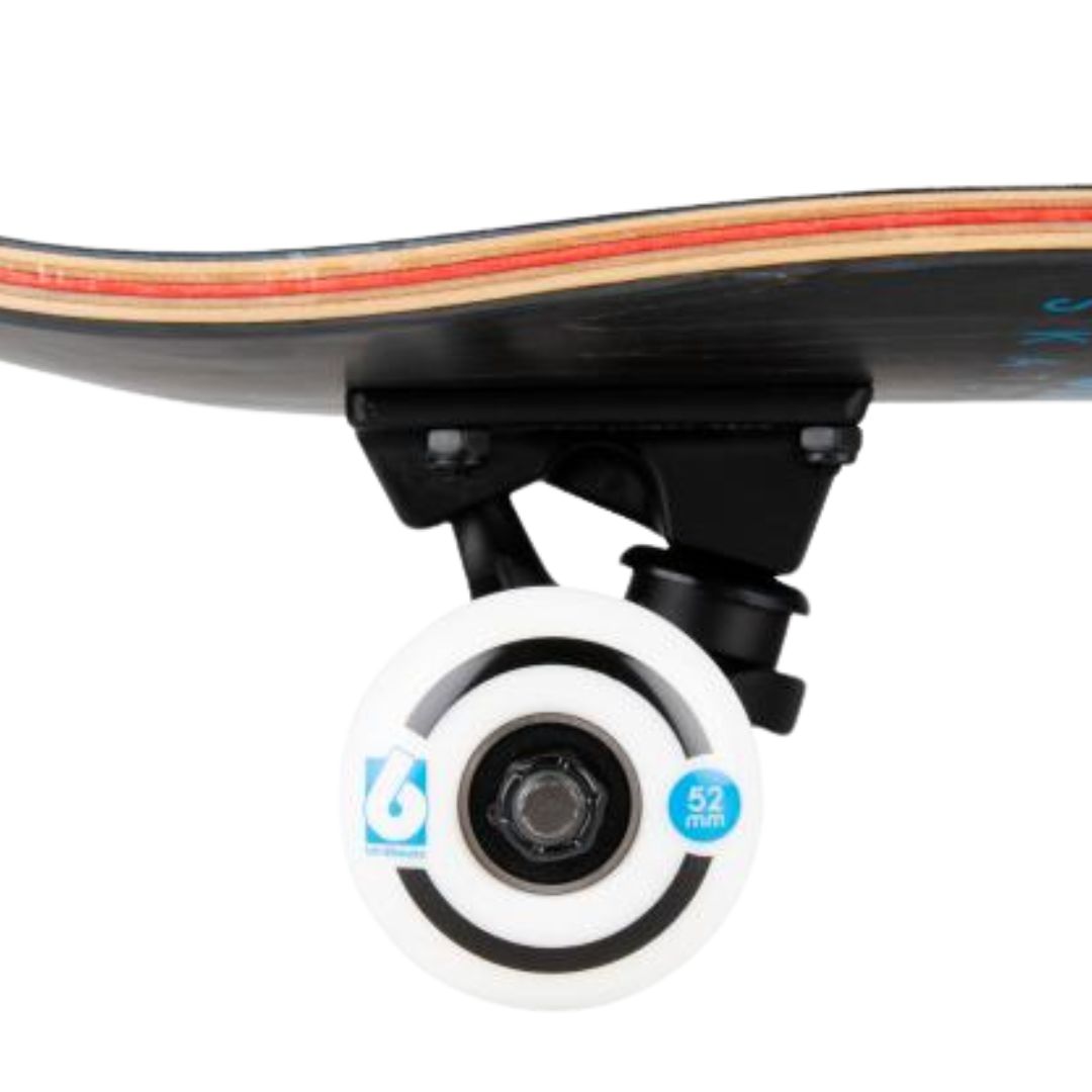 Detalle lateral de una rueda blanca de 52 mm con logo Birdhouse azul y aro negro, truck negro y canto de arce con veta roja del skate completo Birdhouse Stage 3 B Logo con tabla negra