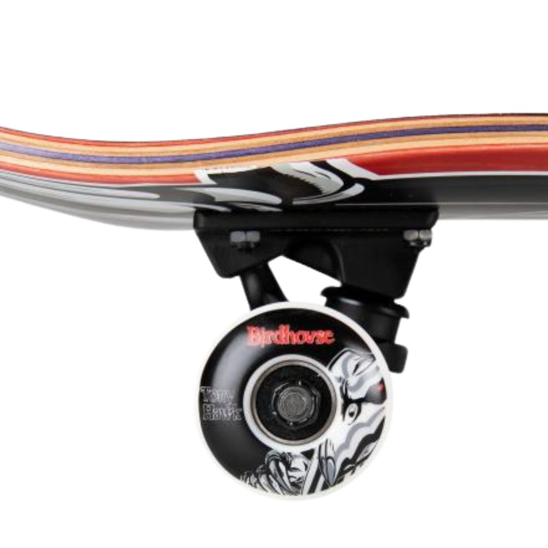 Detalle lateral de una rueda blanca de 52 mm con gráfica negra del halcón, texto Tony Hawk y logo Birdhouse en rojo, truck negro y cantos de arce del skate Birdhouse Stage 3 Hawk Falcon 2
