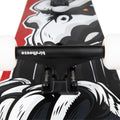 Truck negro con logo Birdhouse grabado y ruedas blancas sobre la gráfica roja, blanca y negra del halcón esquelético del skate completo Birdhouse Stage 3 Hawk Falcon 2, vista cercana