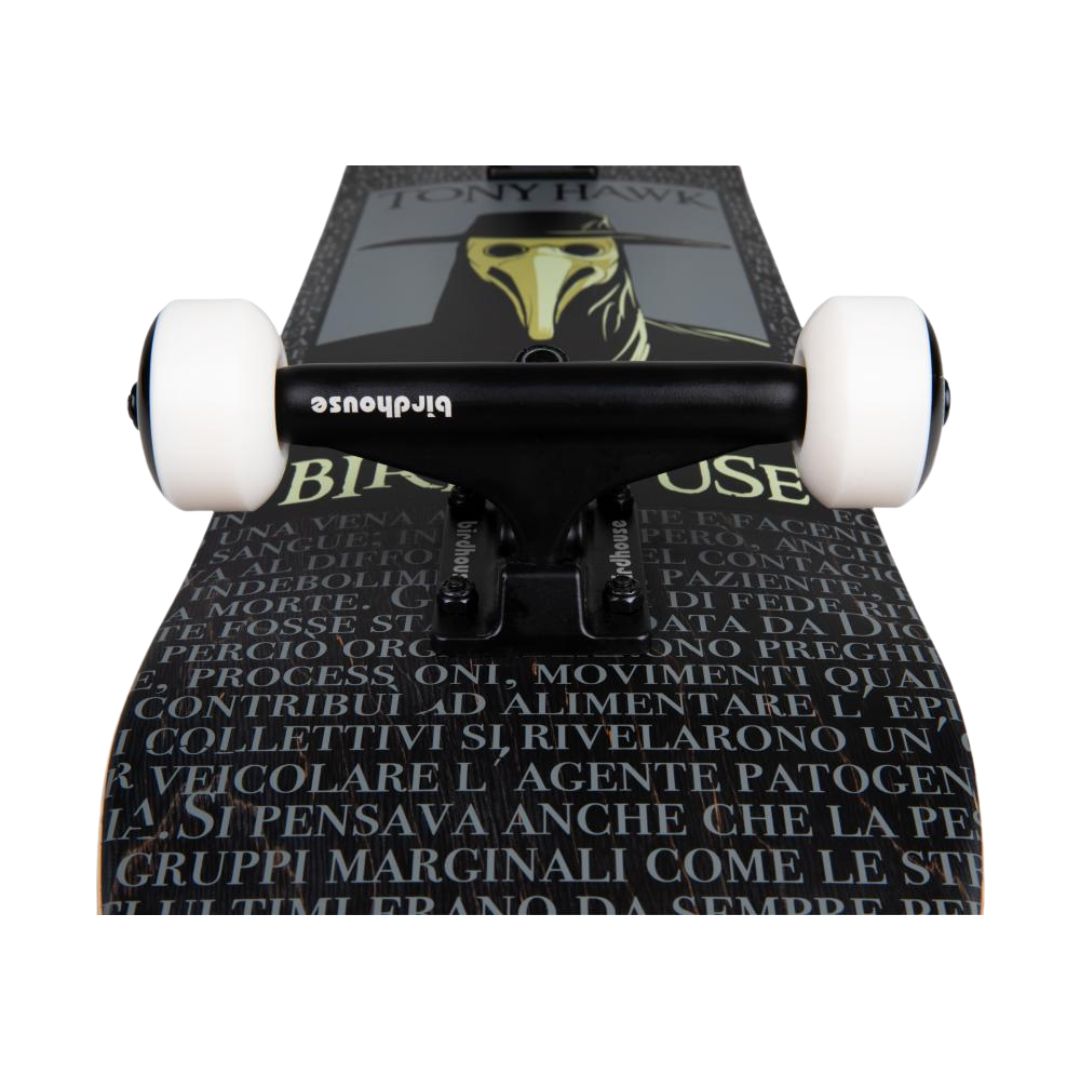 Skate completo Birdhouse Stage 3 Hawk Plague Doctor visto desde abajo en perspectiva: truck negro de 5.25", ruedas blancas, médico de la peste con máscara dorada y texto en italiano