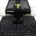 Truck negro con logo Birdhouse y ruedas blancas sobre la base negra del skate completo Birdhouse Stage 3 Hawk Plague Doctor, con máscara dorada y texto en italiano en gris y dorado