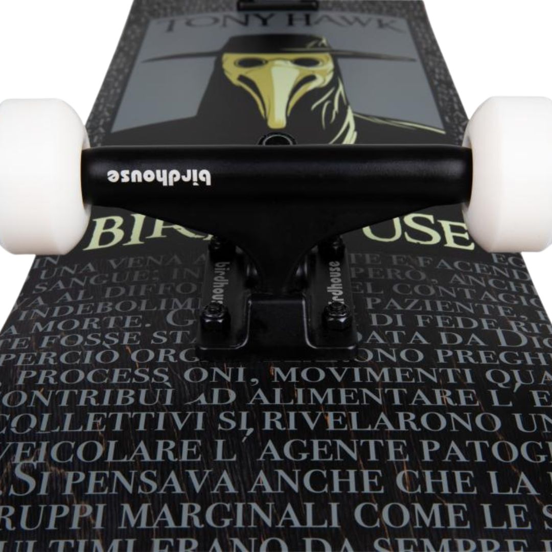 Truck negro con logo Birdhouse y ruedas blancas sobre la base negra del skate completo Birdhouse Stage 3 Hawk Plague Doctor, con máscara dorada y texto en italiano en gris y dorado