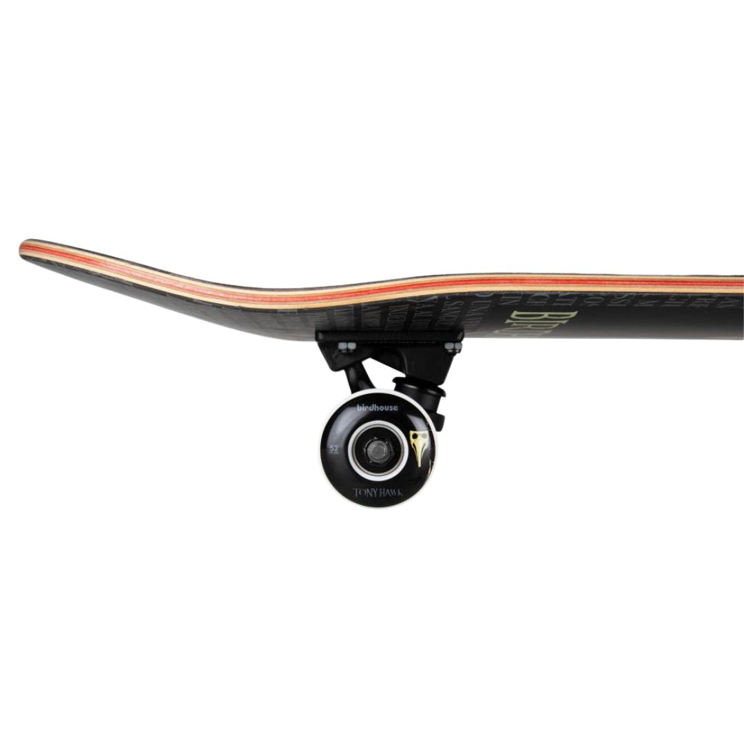 Perfil del nose del skate completo Birdhouse Stage 3 Hawk Plague Doctor en negro: kick curvado, canto de arce con veta roja, truck negro y rueda negra con la máscara dorada del médico de la peste
