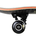 Detalle lateral de una rueda negra de 52 mm con borde blanco, logo Birdhouse, máscara dorada y texto Tony Hawk, truck negro y capas de arce del skate completo Birdhouse Stage 3 Hawk Plague Doctor