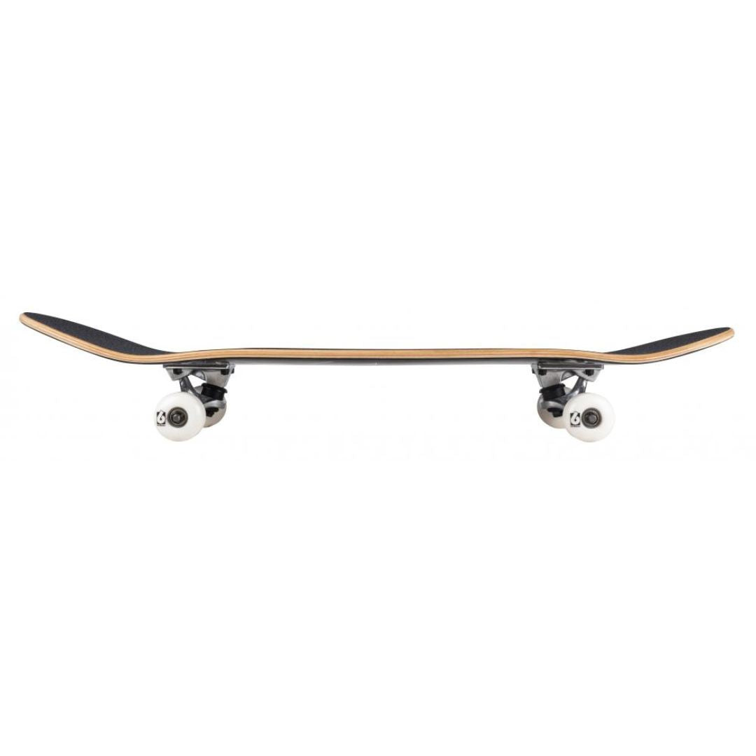 Perfil completo del skate Birdhouse Stage 1 Hawk Crest negro con grip, nose y tail curvados, dos trucks plateados y cuatro ruedas blancas de 52 mm sobre fondo blanco