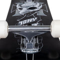 Truck plateado Logo Raw con tuercas negras y ruedas blancas sobre la gráfica negra y gris del skate completo Birdhouse Stage 1 Hawk Crest con el cartel Tony Hawk y el logo Birdhouse