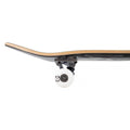Perfil del nose del skate completo Birdhouse Stage 1 Hawk Crest en negro: kick curvado, canto de arce de 7 capas, truck plateado y rueda blanca con el logo Birdhouse