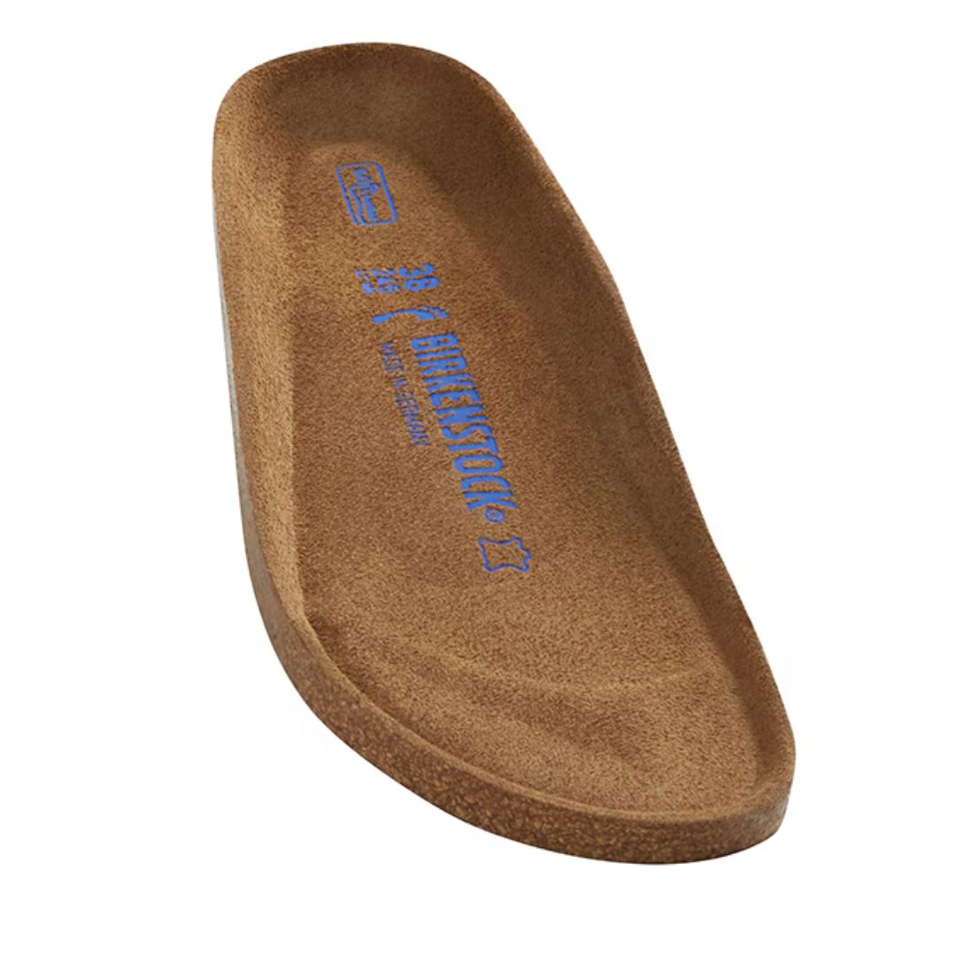 Plantilla anatómica completa Birkenstock Arizona Plantilla Blanda Tobacco Brown en perspectiva tres cuartos, sello Birkenstock Made in Germany visible.
